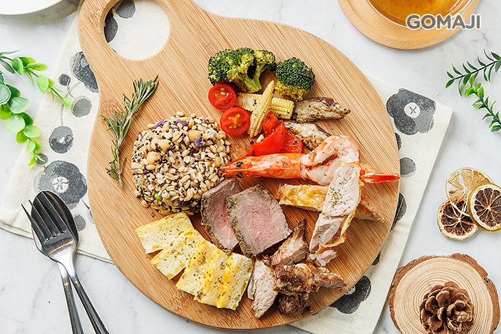 彩虹烤菜+西班牙烘蛋+鷹嘴豆藜麥Q豆飯+火焰炙燒牛排+火烤大蝦+台塑風味大肋排+迷迭香雞腿排