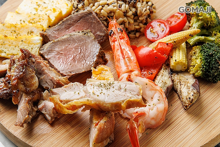 彩虹烤菜+西班牙烘蛋+鷹嘴豆藜麥Q豆飯+火焰炙燒牛排+火烤大蝦+台塑風味大肋排+迷迭香雞腿排