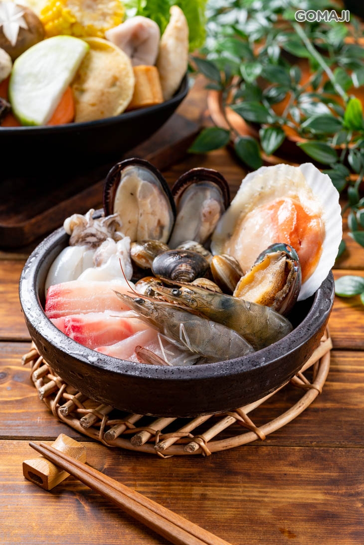 淡菜二個 + 扇貝一個 + 白蝦二隻 + 小花枝二隻 + 鯛魚片三片 + 文蛤五顆 + 小鮑魚一個