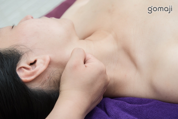 加強肩頸精油循環按摩