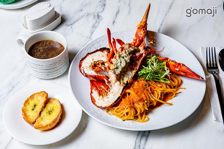 波士頓龍蝦整隻配番茄義大利麵