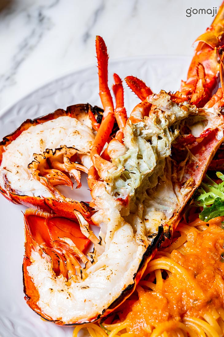 波士頓龍蝦整隻配番茄義大利麵