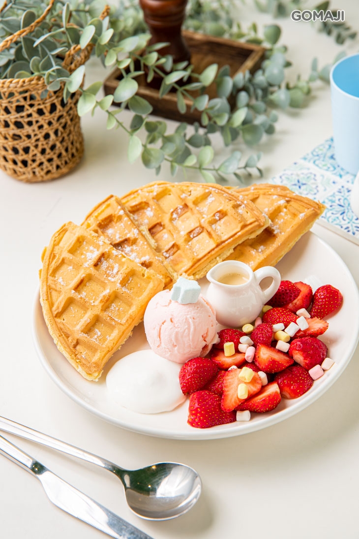 草莓冰淇淋鬆餅