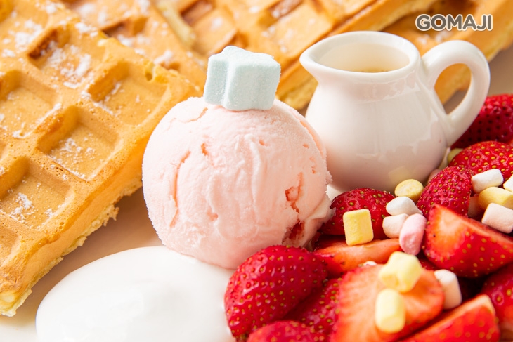 草莓冰淇淋鬆餅