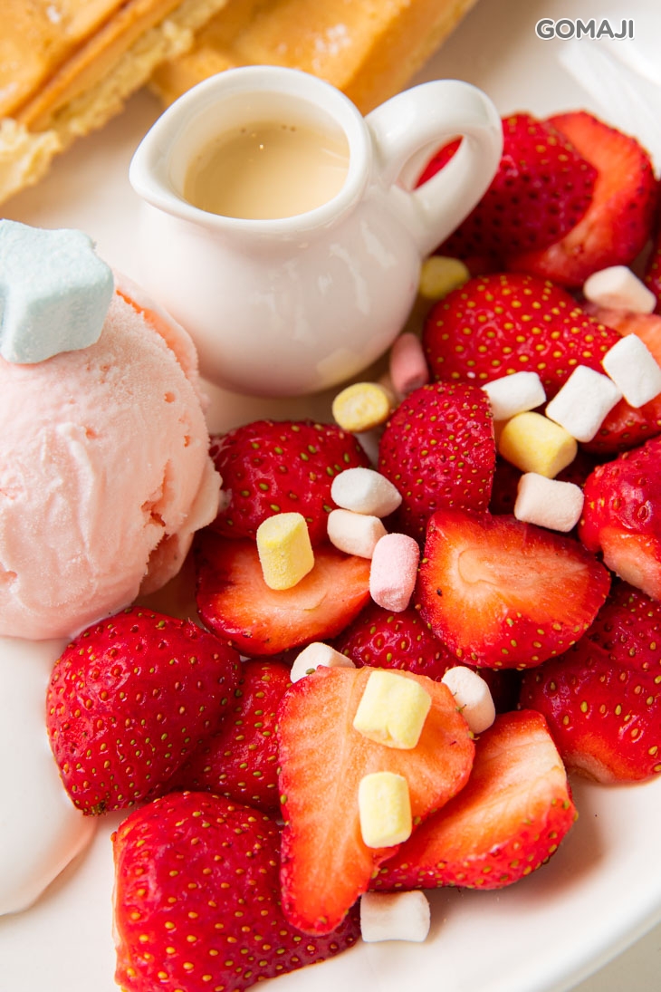 草莓冰淇淋鬆餅