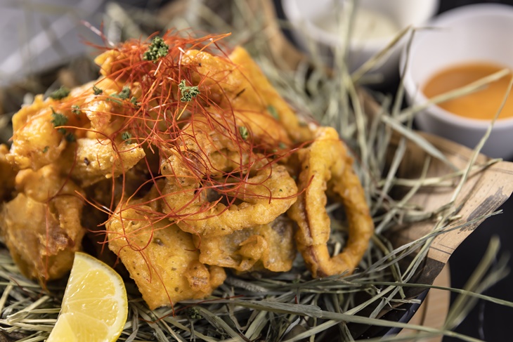 酥炸綜合海鮮佐西班牙紅椒醬