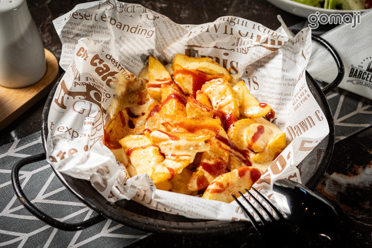 契型薯塊佐辣味番茄醬