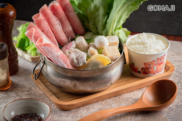 B.日式小火鍋 〈日式小火鍋一份(口味:沙茶/麻辣/咖哩/牛奶/泡菜 五選一) + 豬肉一份〉