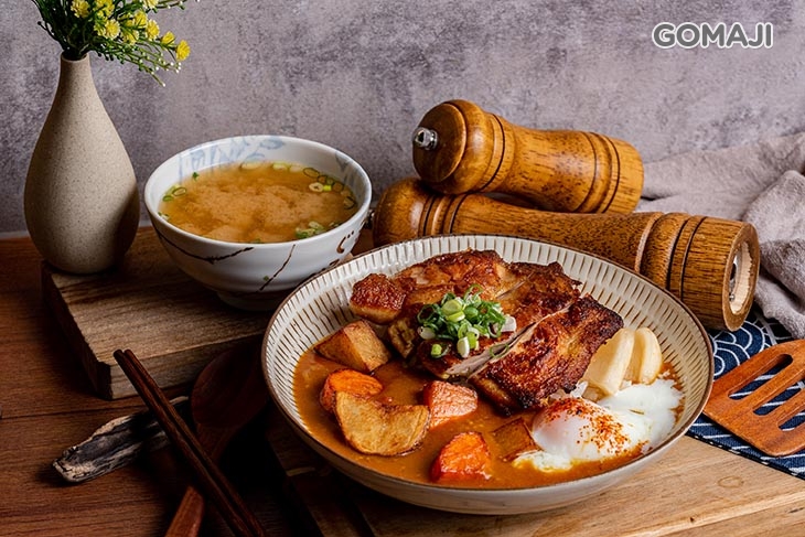 雞腿咖哩＋溫泉蛋＋味噌湯