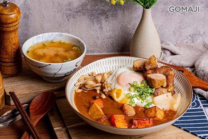 豬肉咖哩＋太陽蛋＋味噌湯＋濃郁醬汁