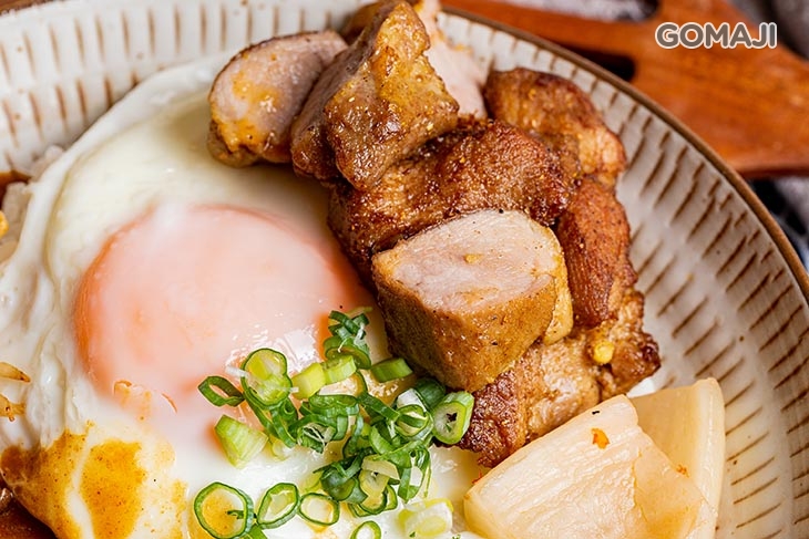 豬肉咖哩＋太陽蛋＋味噌湯＋濃郁醬汁