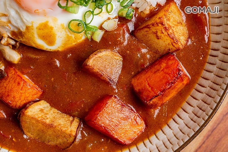 豬肉咖哩＋太陽蛋＋味噌湯＋濃郁醬汁