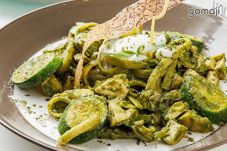 葷菇櫛瓜溫泉蛋青醬寬扁麵