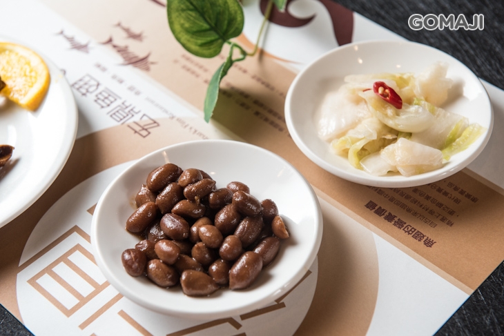 開胃菜：花生+泡菜