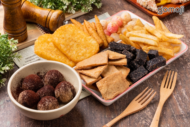 帶皮薄鹽脆薯、香酥黑輪片、酥炸米血糕、黃金薯餅、炸元宵、玉米筍、黑巧球