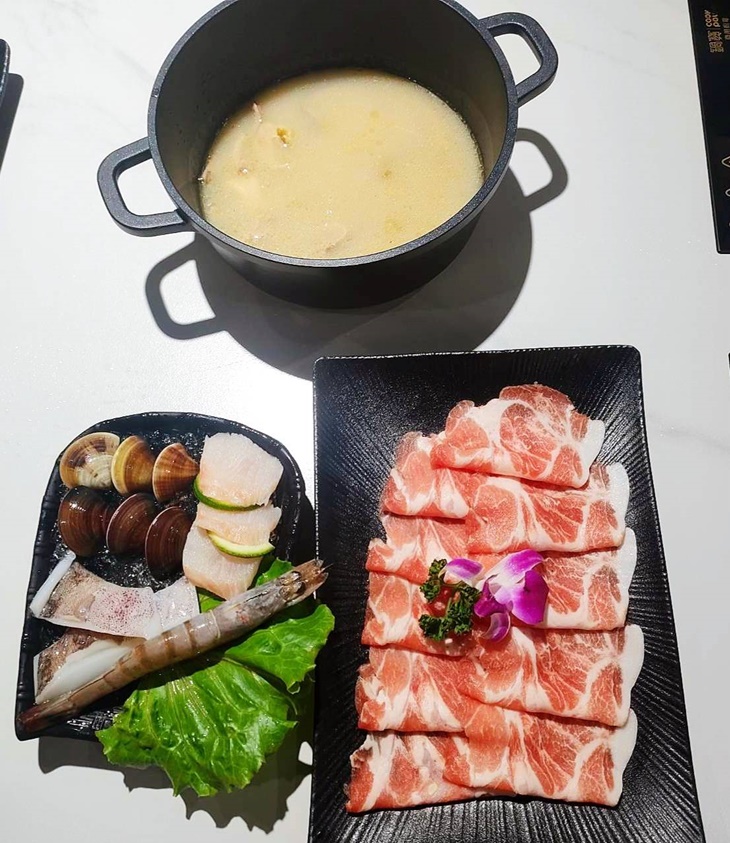 豬肉海陸鍋+蔬菜吧吃到飽