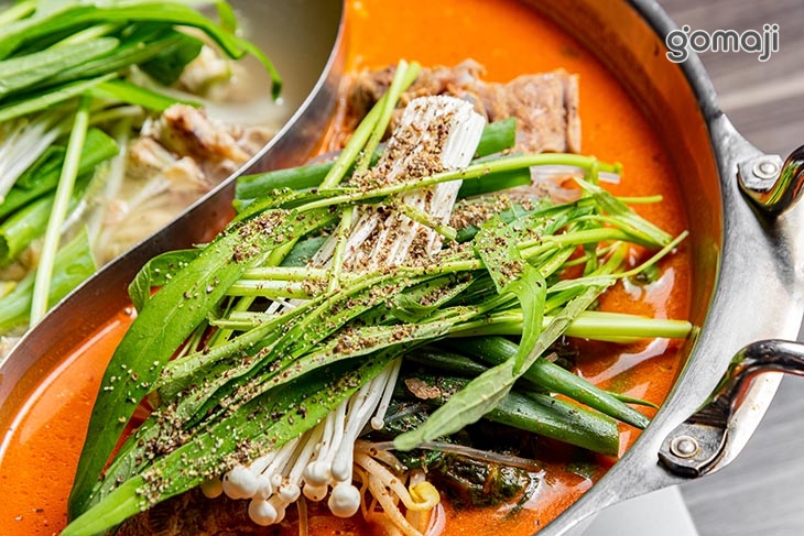 馬鈴薯豬骨湯＋東大門一隻雞湯半半鍋