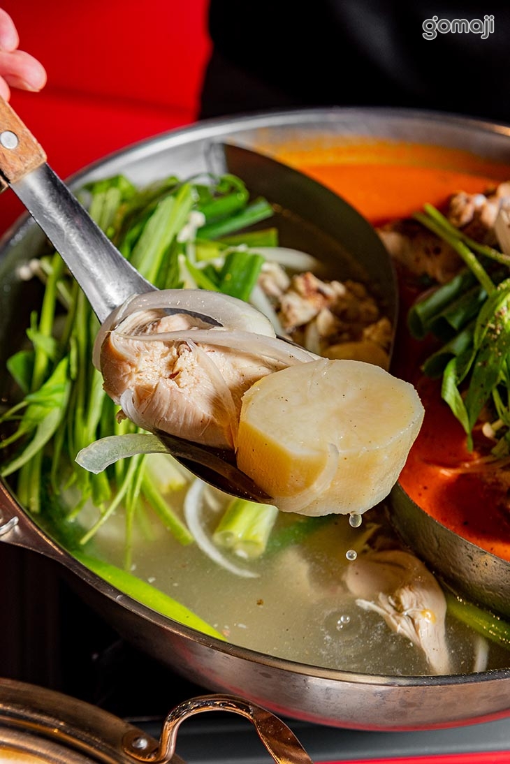 馬鈴薯豬骨湯＋東大門一隻雞湯半半鍋