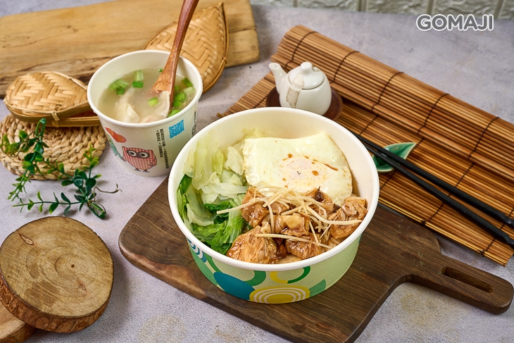 〈花雕雞便當/黃燜雞米飯便當/麻油雞飯盒 三選一 + 貢丸湯/貢丸蛋花湯/餛飩湯/下水湯 四選一〉