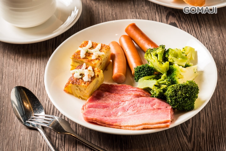 培根、德國香腸、西班牙烘蛋、花椰菜 