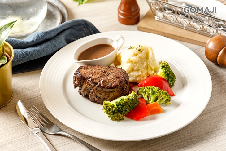 菲力牛排佐蘑菇醬汁或黑胡椒醬