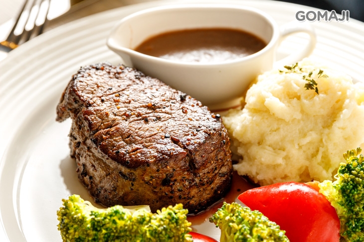 菲力牛排佐蘑菇醬汁或黑胡椒醬