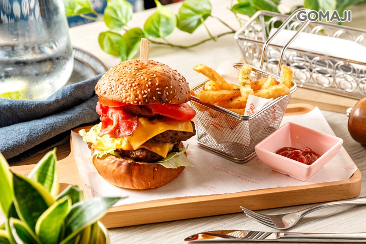 雙層漢堡切達起司番茄洋蔥生菜黃瓜泡菜+薯條