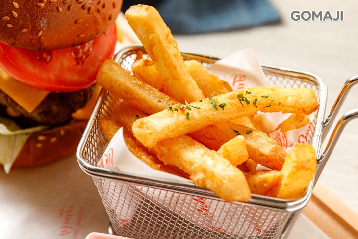 雙層漢堡切達起司番茄洋蔥生菜黃瓜泡菜+薯條