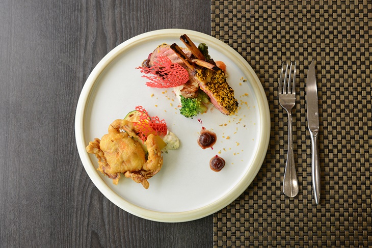 櫻桃紅酒羔羊襯酥炸軟殼蟹佐塔塔