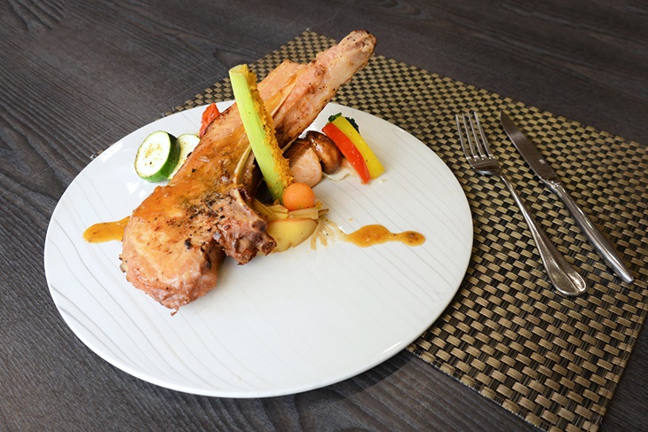 肉桂洋蔥蘋果戰斧豬襯大西洋蒜味奶油鮮鮭