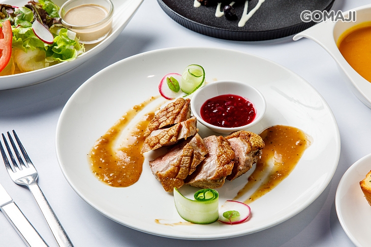 香煎鴨胸佐櫻桃紅酒醬