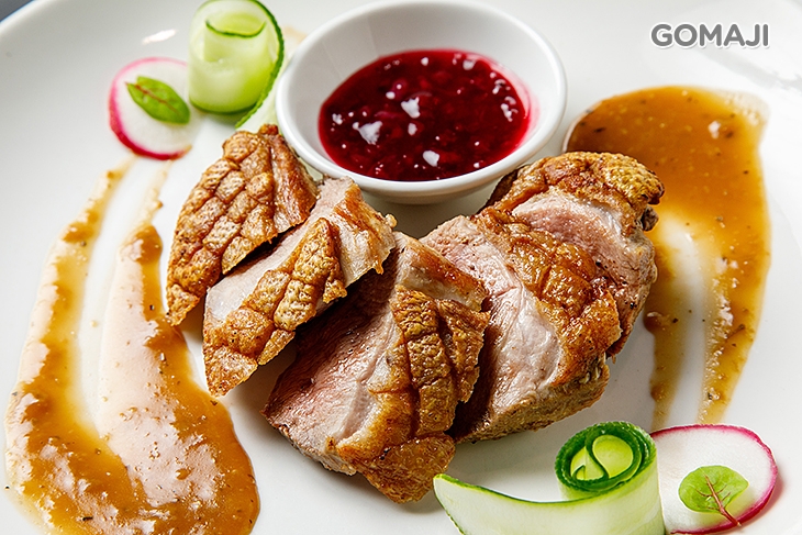 香煎鴨胸佐櫻桃紅酒醬