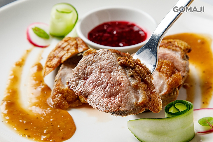 香煎鴨胸佐櫻桃紅酒醬