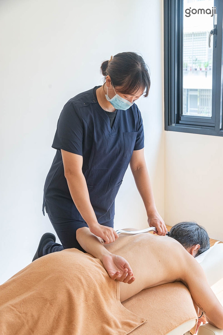 筋膜刀推刮筋膜讓肌肉恢復彈性及修復