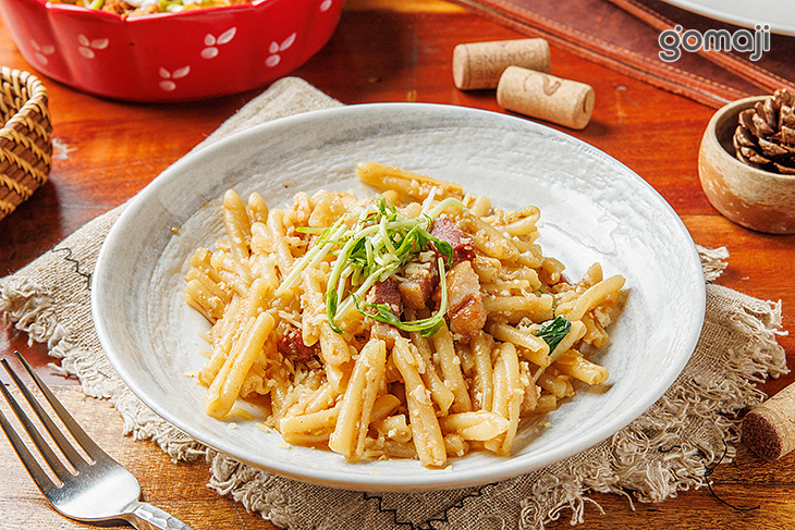 紹興酒香煎鴨胸金沙起士麵