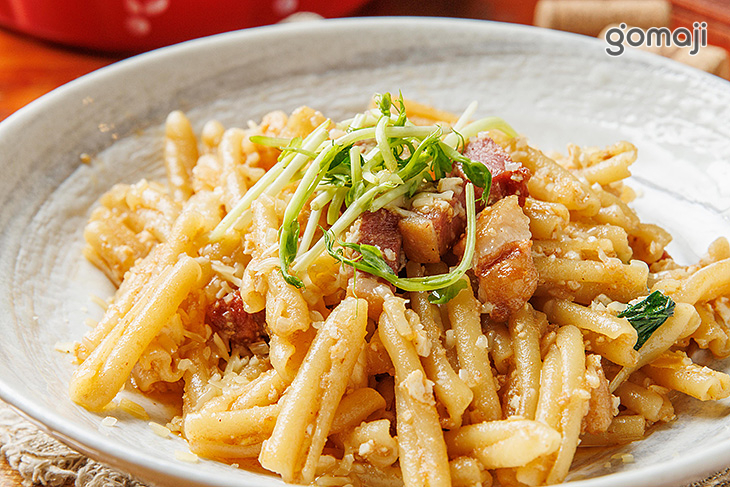 紹興酒香煎鴨胸金沙起士麵