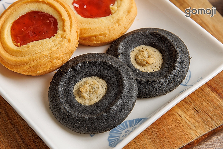 芝麻脆圈圈、莓果塔魯多