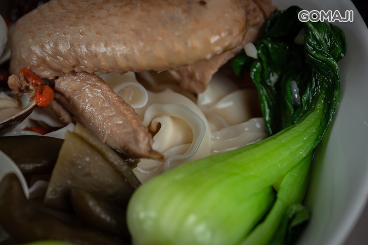  (剝皮辣椒雞蛤仔湯麵+當日小菜+雪碧)