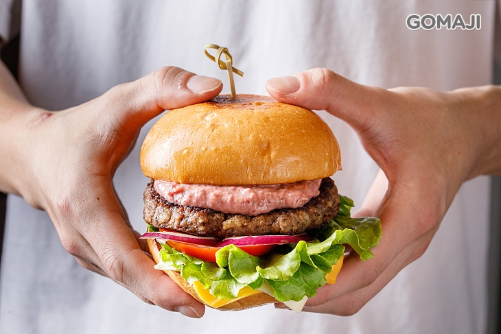 女武神覆盆莓鹿肉堡