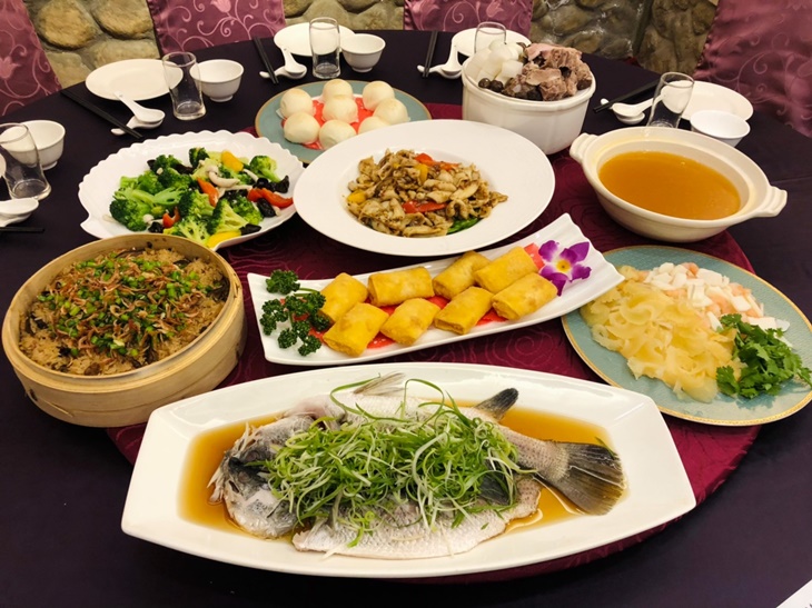 　感恩回饋桌菜　 〈和風鮑魚沙拉一份 + 砂鍋魚翅羹一份 + 豉椒炒雙脆一份 + 清蒸海上鮮一份 + 櫻花蝦米糕一份 + 港式酥炸海鮮卷一份 + 元盅燉四寶一份 + 清炒季節時蔬一份 + 港式奶黃包一份 + 合時鮮果一份〉