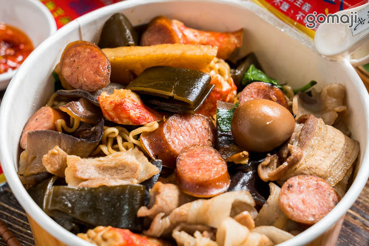 鳥蛋+德國香腸+海帶+豬肉片+甜不辣+木耳+王子麵