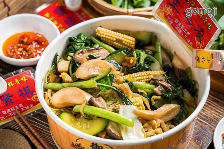 櫛瓜+玉米筍+四季豆+娃娃菜+杏鮑菇+香菇+蒸煮麵