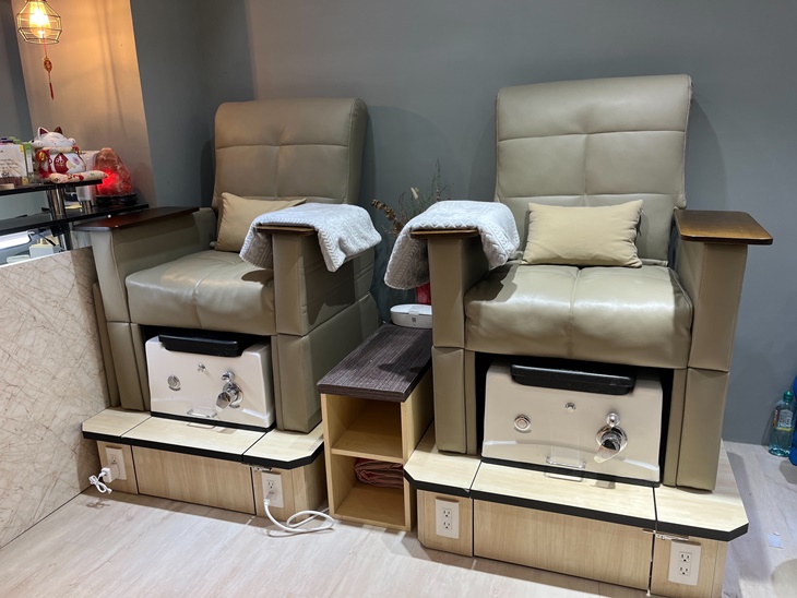 33.1 nails eyelashes