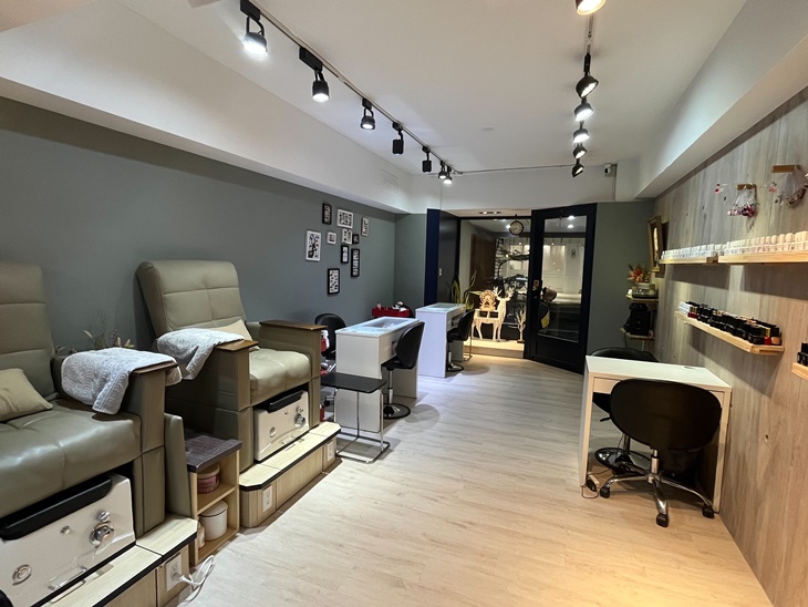 33.1 nails eyelashes