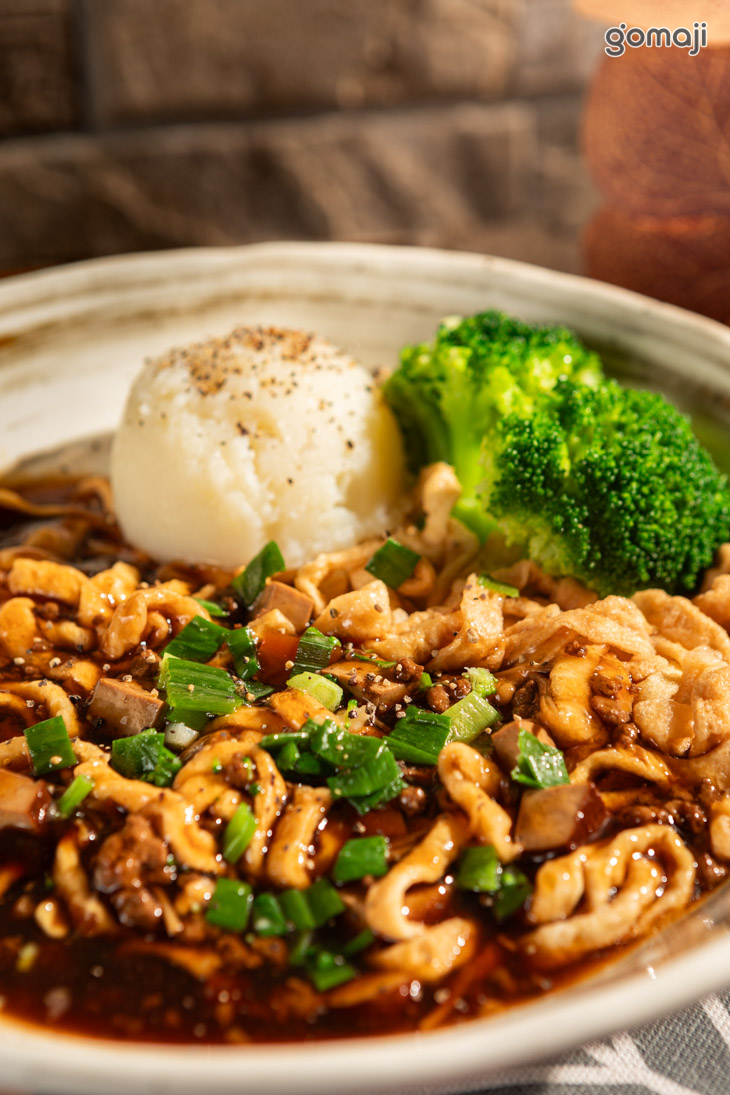 秘醬馬鈴薯拌鴨蛋寬意麵