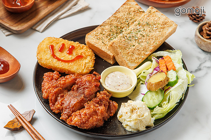 花生大力士浩克雞腿拼盤(含花生吐司+浩克雞腿排+洋芋蛋沙拉+生菜沙拉+美式薯餅)