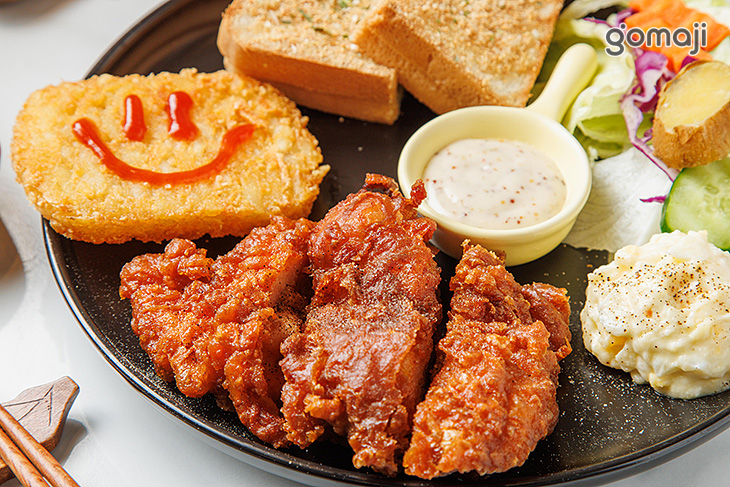 花生大力士浩克雞腿拼盤(含花生吐司+浩克雞腿排+洋芋蛋沙拉+生菜沙拉+美式薯餅)