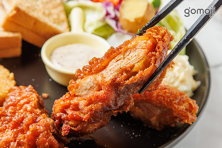 花生大力士浩克雞腿拼盤(含花生吐司+浩克雞腿排+洋芋蛋沙拉+生菜沙拉+美式薯餅)