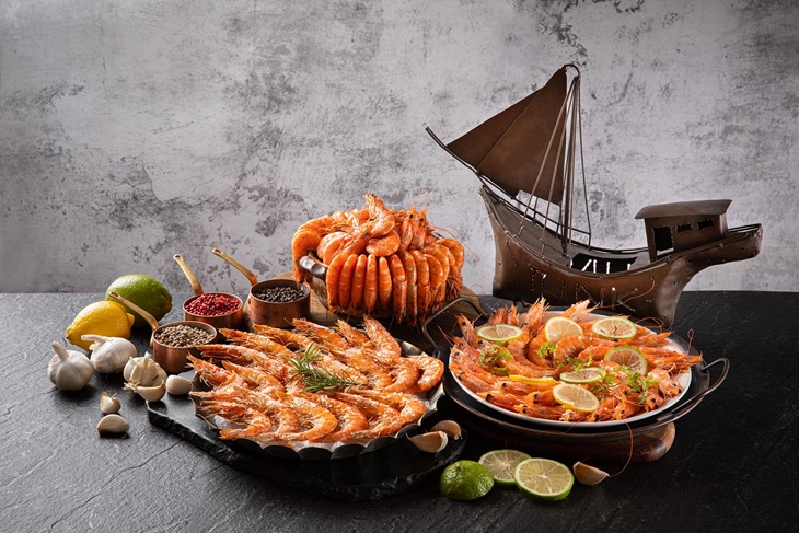 (左至右)鹽烤蝦、胡椒蝦和檸檬蝦輪替供應