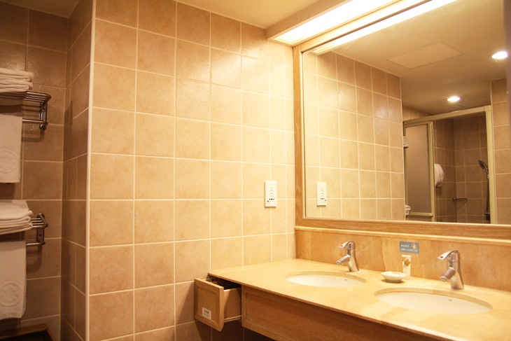 高級客房(一大床+二小床)